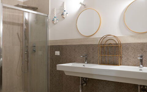 Villa Margherita: Muur, Loodgieterswerkinrichting, Flooring, Interieur Ontwerp, Wastafel In De Badkamer, Badkamer, Lichte Inrichting, Verdieping, Kraan, Verlichting