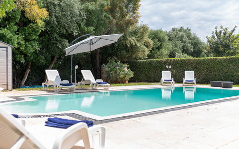 Villa Margherita: Zwembad, Blauw, Buitenmeubels, Toevlucht, Ligstoel, Samengesteld Materiaal, Schaduw, Stoel, Thermae, Landgoed
