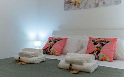 Villa Margherita: Interieur Ontwerp, Meubilair, Verdieping, Kamer, Slaapkamer, Linens, Kussen, Textiel, Flooring, Kussen Gooien