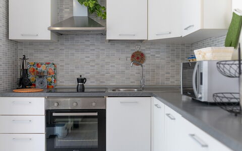 Villa Margherita: Keuken, Countertop, Toestel Van De Keuken, Cabinetry, Interieur Ontwerp, Major Appliance, Flooring, Huis, Meubilair, Wastafel