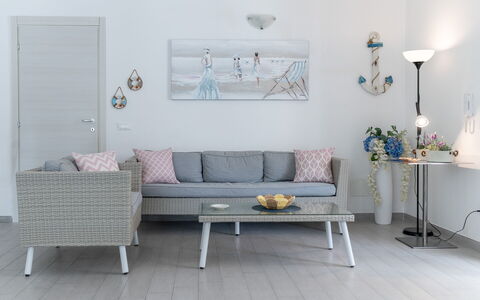 Villa Margherita: Meubilair, Interieur Ontwerp, Bankstel, Flooring, Verdieping, Tafel, Woonkamer, Kamer, Stoel, Verlichting