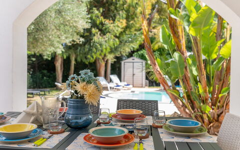 Villa Margherita: Meubilair, Tableware, Tafel, Stoel, Serveware, Dishware, Keuken En Eettafel, Interieur Ontwerp, Bord, Eetkamer