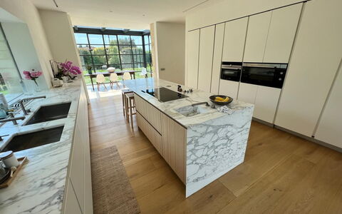Villa Elena: Flooring, Keuken, Countertop, Interieur Ontwerp, Verdieping, Huis, Toestel Van De Keuken, Tegel, Cabinetry, Marmeren