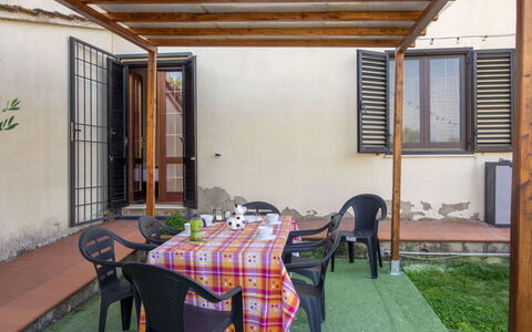 Gli Ulivi: Hout, Verdieping, Flooring, Meubilair, Deur, Beits, Schaduw, Veranda, Backyard, Outdoor Structuur