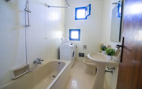 Elena'S House in Otranto: Badkamer, Loodgieterswerkinrichting, Flooring, Verdieping, Wastafel In De Badkamer, Wastafel, Kraan, Loodgieter, Interieur Ontwerp, Toilet