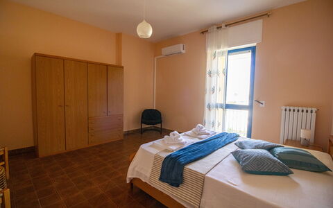 Elena'S House in Otranto: Meubilair, Verdieping, Flooring, Interieur Ontwerp, Slaapkamer, Bed, Hout, Laken, Plafond, Kamer