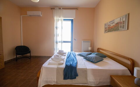 Elena'S House in Otranto: Meubilair, Interieur Ontwerp, Bed, Slaapkamer, Verdieping, Flooring, Hout, Laken, Kamer, Bedding