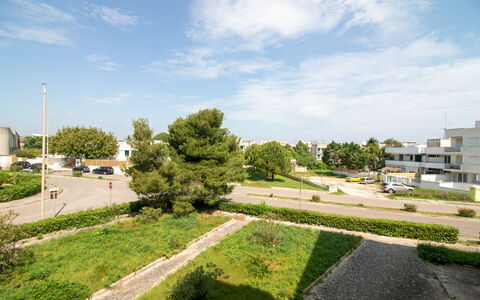 Elena'S House in Otranto: Lucht, Dag, Struik, Woongebied, Landschap, Menselijke Nederzetting, Stedelijk Ontwerp, Tuin, Landscaping