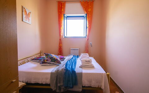 Elena'S House in Otranto: Bed, Slaapkamer, Muur, Laken, Verdieping, Interieur Ontwerp, Bedding, Hout, Flooring, Meubilair