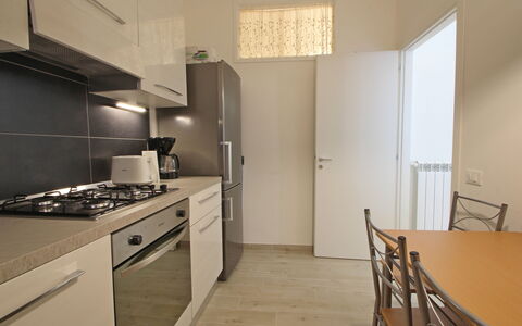 Il Centro: Toestel Van De Keuken, Keuken, Countertop, Major Appliance, Flooring, Interieur Ontwerp, Meubilair, Hout, Verdieping, Cabinetry
