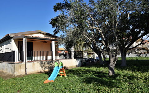 Villa Andrea: Boom, Schaduw, Landgoed, Gazon, Werf, Landscaping, Backyard, Outdoor Structuur, Hacienda, Hek