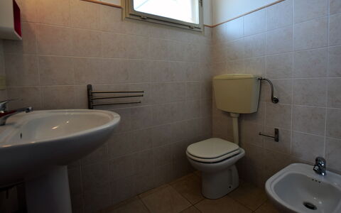 Villa Andrea: Loodgieterswerkinrichting, Badkamer, Flooring, Wc Bril, Wastafel In De Badkamer, Wastafel, Verdieping, Toilet, Loodgieter, Kraan