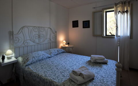 Villa Andrea: Bed, Slaapkamer, Bedding, Laken, Meubilair, Linens, Bed Frame, Verdieping, Interieur Ontwerp, Kamer