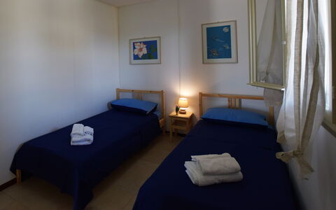 Villa Andrea: Meubilair, Hout, Verdieping, Flooring, Interieur Ontwerp, Slaapkamer, Bed, Kamer, Bed Frame, Laken