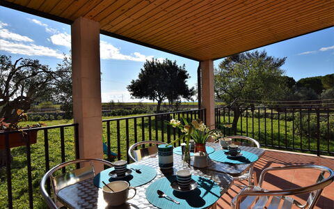 Villa Andrea: Meubilair, Stoel, Buitenmeubels, Veranda, Schaduw, Buitentafel, Tuin, Eco Hotel, Balkon, Backyard