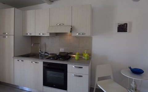 Villa Andrea: Toestel Van De Keuken, Keuken, Major Appliance, Countertop, Cabinetry, Gootsteen, Fornuis, Huishoudapparatuur, Fornuis, Interieur Ontwerp