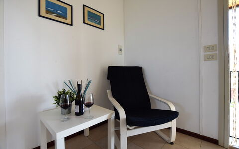Villa Andrea: Meubilair, Flooring, Verdieping, Interieur Ontwerp, Stoel, Kamer, Woonkamer, Fotolijst, Comfort, Koffietafel