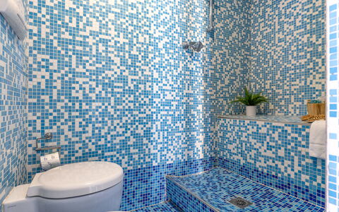 Casale Oleandro Marino: Blauw, Badkamer, Loodgieterswerkinrichting, Flooring, Verdieping, Interieur Ontwerp, Tegel, Loodgieter, Mozaïek