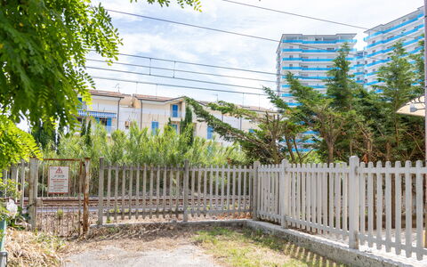 Casale Oleandro Marino: Woongebied, Hek, Appartement, Condominium, Home Schermen, Piketomheining, Tuin, Schaduw, Landscaping, Balkon