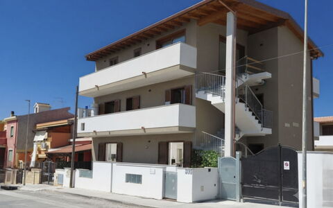 Marina di Sorso 5: Woongebied, Huis, Appartement, Stedelijk Ontwerp, Balkon, Schaduw, Daylighting, Gips