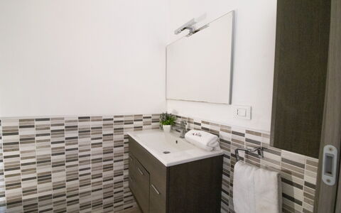 Mediterranea'S House Otranto: Interieur Ontwerp, Flooring, Loodgieterswerkinrichting, Wastafel In De Badkamer, Verdieping, Wastafel, Badkamer, Countertop, Loodgieter, Badkamerkast