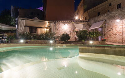Residence Borgodamare: Nacht, Architectuur, Zwembad, Toevlucht, Landschap Verlichting, Middernacht, Beveiliging Verlichting, Binnenplaats, Hacienda, Lichte Inrichting
