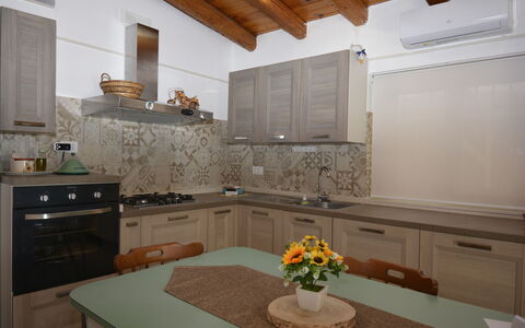 Villa Mameli: Keuken, Countertop, Interieur Ontwerp, Toestel Van De Keuken, Hout, Meubilair, Major Appliance, Flooring, Cabinetry, Gootsteen