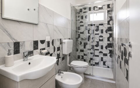 Villa Giugiola: Flooring, Verdieping, Loodgieterswerkinrichting, Interieur Ontwerp, Badkamer, Toilet, Wastafel, Loodgieter, Tegel, Kraan