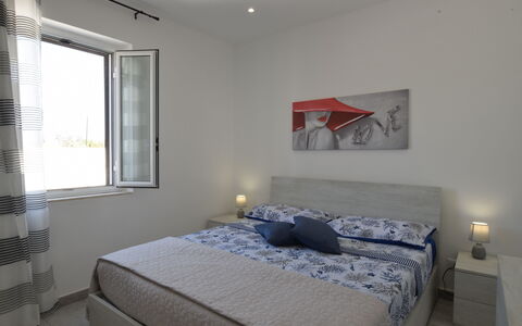 Villa Giugiola: Meubilair, Bed, Interieur Ontwerp, Slaapkamer, Muur, Verdieping, Flooring, Bedding, Laken, Kamer