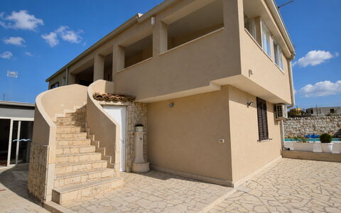 Villa Giugiola: Huis, Deur, Appartement, Beton, Schaduw, Balkon, Landgoed, Gips, Home Deur