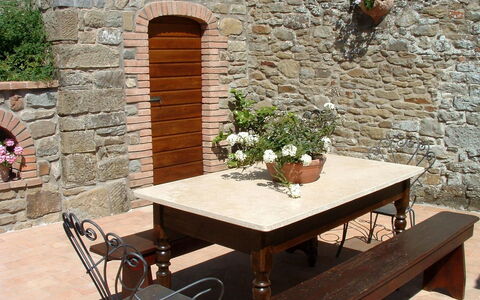 Casa Ivan: Meubilair, Eigendom, Tafel, Buitentafel, Muur, Koffietafel, Kamer, Metselwerk, Steen, Bank
