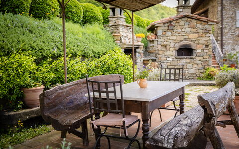 Casa Ivan: Meubilair, Tafel, Buitenmeubels, Stoel, Buitentafel, Flagstone, Bloempot, Tuin, Keuken En Eettafel