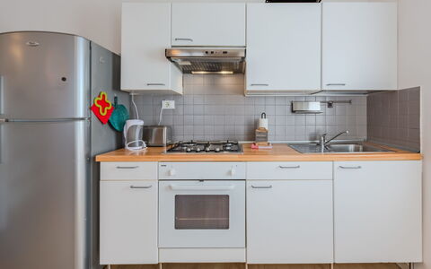 Riva Olive: Toestel Van De Keuken, Keuken, Countertop, Major Appliance, Cabinetry, Gootsteen, Interieur Ontwerp, Fornuis, Flooring, Hout