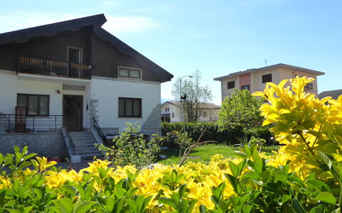 House Angy: Gebouw, Huis, Woongebied, Struik, Huis, Verblijf, Tuin, Landgoed, Voorstad, Gazon