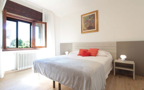 House Angy: Bed, Interieur Ontwerp, Meubilair, Slaapkamer, Muur, Flooring, Laken, Bedding, Verdieping, Hout