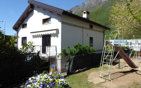 House Angy: Huis, Huis, Dak, Verblijf, Deur, Veranda, Schaduw, Werf, Balkon, Boerderij