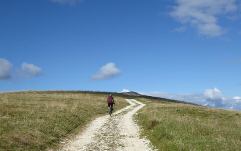 House Angy: Lucht, Bergachtig Landvormen, Grasland, Heuvel, Ecoregio, Recreatie, Trail, Plain, Hoogland
