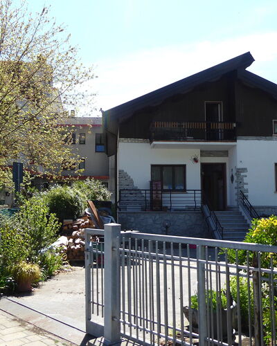 House Angy: Gebouw, Woongebied, Huis, Buurt, Struik, Huis, Menselijke Nederzetting, Verblijf, Voorstad