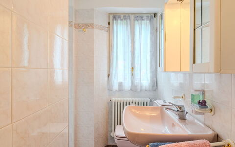 La Casetta di Lulù: Badkamer, Loodgieterswerkinrichting, Muur, Wastafel In De Badkamer, Flooring, Interieur Ontwerp, Verdieping, Wastafel, Kraan, Loodgieter