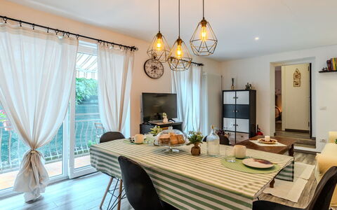 La Casetta di Lulù: Meubilair, Interieur Ontwerp, Tafel, Stoel, Flooring, Hout, Eetkamer, Keuken En Eettafel, Plafond, Kamer