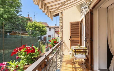La Casetta di Lulù: Balkon, Deur, Bloempot, Appartement, Kamerplant, Luifel, Baluster, Fiets, Veranda