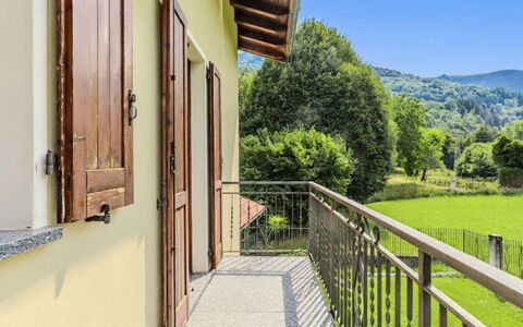 Cascina Rossa: Hout, Veranda, Huis, Deur, Balkon, Beits, Hek, Hardwood, Boerderij, Baluster