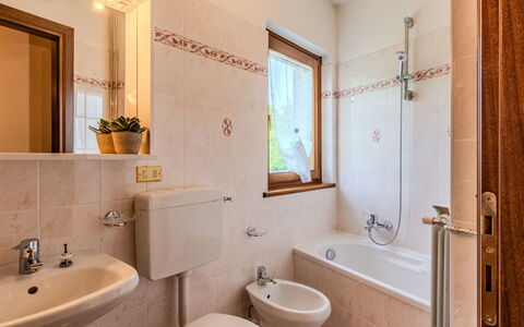 Cascina Rossa: Badkamer, Loodgieterswerkinrichting, Flooring, Interieur Ontwerp, Verdieping, Wastafel In De Badkamer, Kraan, Wastafel, Loodgieter, Toilet