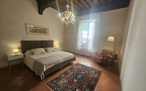 Alla Torre: Verdieping, Flooring, Muur, Interieur Ontwerp, Hout, Meubilair, Slaapkamer, Plafond, Bed, Kamer