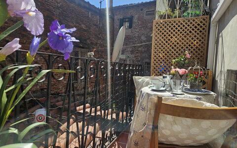 Alla Torre: Bloempot, Meubilair, Balkon, Kamerplant, Stoel, Buitentafel, Buitenmeubels, Beits, Patio, Binnenplaats