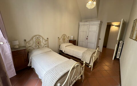 Alla Torre: Flooring, Verdieping, Hout, Interieur Ontwerp, Meubilair, Slaapkamer, Bed, Plafond, Kamer, Bed Frame