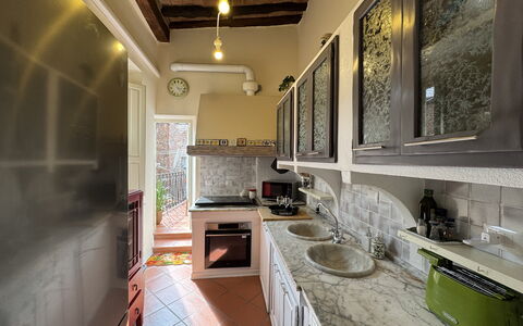 Alla Torre: Keuken, Interieur Ontwerp, Countertop, Meubilair, Flooring, Toestel Van De Keuken, Major Appliance, Hout, Plafond, Verdieping