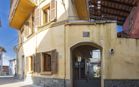 La Giuseppina: Muur, Geel, Deur, Huis, Beton, Verf, Balkon, Gips, Home Deur, Kamerplant