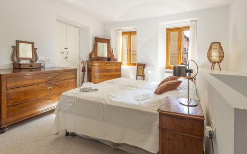 La Giuseppina: Meubilair, Bed, Slaapkamer, Interieur Ontwerp, Muur, Bedding, Hout, Laken, Lade, Flooring