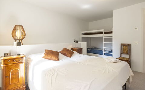 La Giuseppina: Meubilair, Bed, Interieur Ontwerp, Slaapkamer, Bedding, Muur, Verdieping, Flooring, Laken, Kamer